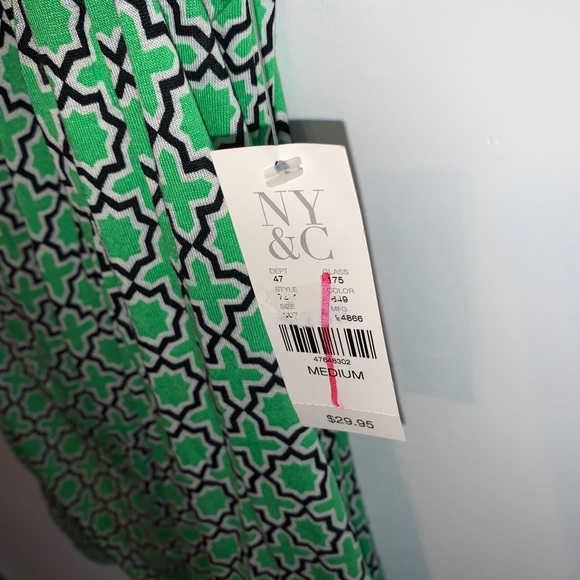 New York and company quaterfoil off the shoulder top - Picture 3 of 5